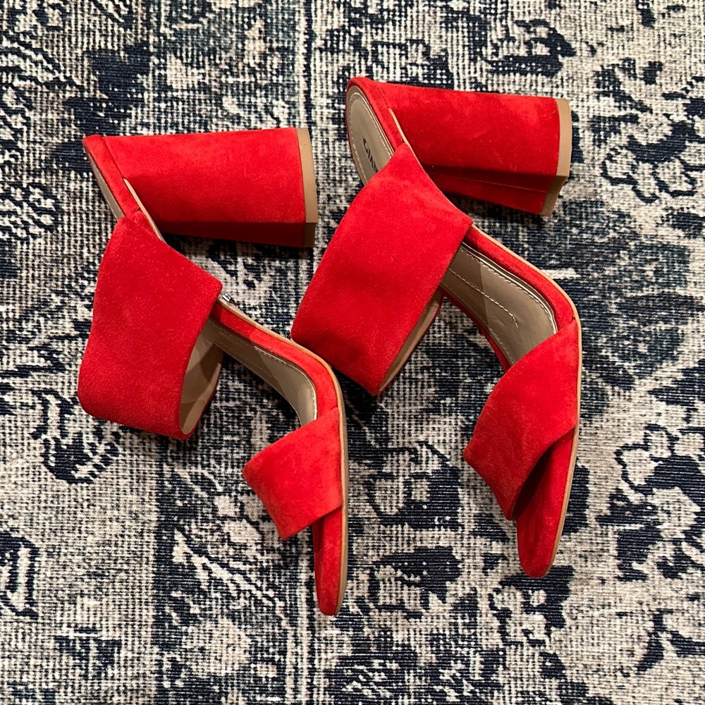Gianni Bini Red Suede block heel